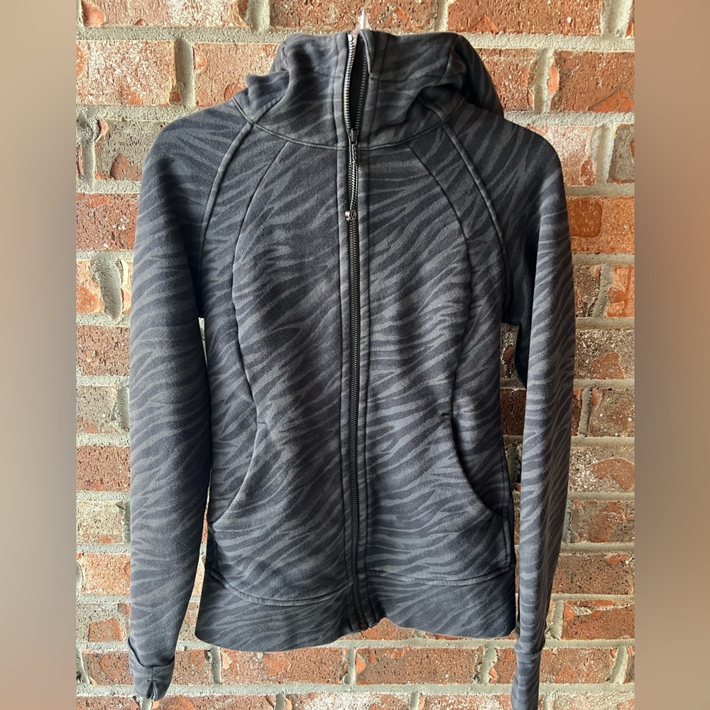 Lululemon Scuba Full-Zip Hoodie in a black and gray tiger stripe print. Size 6